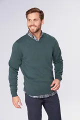 Sweater de hilo color borgoña, con cuello en V y logo bordado en el pecho.