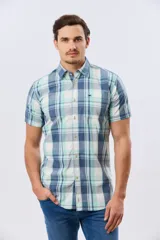Camisa de manga corta con estampado de cuadros en tonos celestes, azules, blancos y verdes, con cierre frontal de botones y bolsillo ojal en el pecho.