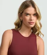 Body color marrón, sin mangas, con cuello halter y cierre en la entrepierna.