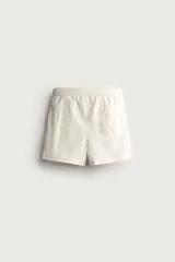 Short de baño de color azul marino, confeccionado en tejido técnico, con cintura elástica ajustable mediante cordón, bolsillos laterales y detalle de bolsillo trasero.