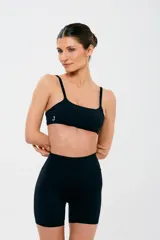 Top deportivo negro con breteles finos regulables y almohadillas removibles.