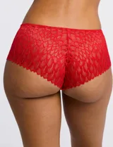 Bombacha estilo brazilian confeccionada en encaje rojo con diseño floral, de tiro medio y cobertura trasera mínima.