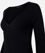 Blusa negra de punto acanalado, con escote en V profundo y mangas largas.