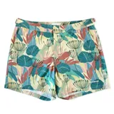 Short de baño Von Braun con estampado botánico de hojas en tonos verdes, amarillos y rosados. Presenta pretina fija con hebillas metálicas laterales para ajuste, cierre frontal con botón a presión, dos bolsillos laterales y uno trasero. Incluye interior con mesh hipoalergénico y tejido de secado rápido.