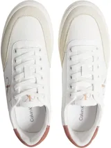 Zapatillas urbanas Calvin Klein Jeans de cuero blanco con detalles en beige y rosa. Presentan el logo "CK" en el lateral y la inscripción "Calvin Klein Jeans" en la suela.