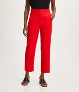 Pantalón zanahoria de sastrería color blanco, con cintura alta, trabillas y botón contrastante.