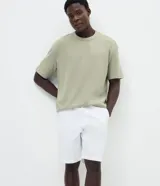 Bermuda de sarga color blanco, de corte slim y estilo sastrero, con trabillas para cinto y bolsillos.