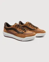 Championes Vans modelo Ultrarange 2.0 SE, color marrón con detalles en marrón oscuro y suela blanca. Presentan un diseño técnico con combinación de gamuza y materiales textiles, cordones al tono y entresuela amortiguada.