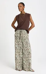 Musculosa marrón de algodón con escote redondo, hombros estructurados y corte recto holgado.