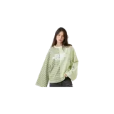 Remera de manga larga con diseño de rayas horizontales en dos tonos de verde, corte oversize y estampado frontal con texto en blanco.