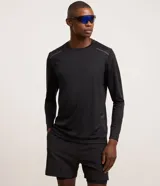 Remera deportiva masculina Get Over confeccionada en tejido dry fit de poliéster, en color negro con sutiles rayas y detalles reflectantes en los hombros. Presenta cuello redondo y mangas largas.