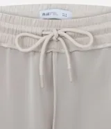 Pantalón de corte recto con cintura elástica y lazo de ajuste frontal. Confeccionado en tejido modal con caída fluida y estructura cómoda.