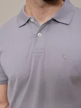 Polo color beige de manga corta con efecto peach.