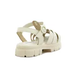 Sandalias bajas Moleca color salmón, con diseño de tiras entrecruzadas y suela track.