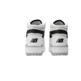 Championes de corte alto New Balance modelo 650, con diseño en cuero blanco, detalles en negro y gris, y suela de goma.