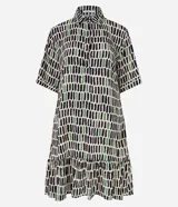 Vestido corto en viscosa con estampado de pinceladas en tonos negro, verde y blanco. Tiene cuello solapa, mangas cortas, abotonado delantero y volado en el bajo.