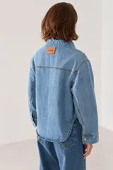 Campera de jean clásica con cierre frontal de botones metálicos, cuello camisero, bolsillos frontales con solapa y mangas largas con puños abotonados.