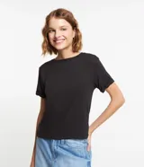 Blusa básica de cuello redondo y manga corta con detalle de dobladillo, confeccionada en tejido de viscosa con elastano.