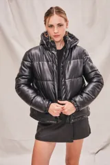 Campera negra de cuero sintético con capucha y diseño capitoneado.