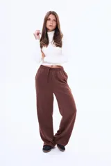 Remera de manga larga color negro, con cuello alto y corte ajustado al cuerpo.