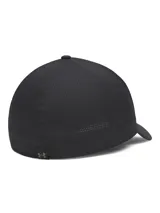 Gorra de béisbol Under Armour modelo M AV Low Str, color negro, con diseño de perfil bajo, panel frontal estructurado y visera precurvada. Incorpora tecnología ArmourVent para mayor transpirabilidad y el logo de la marca en relieve en el frente.