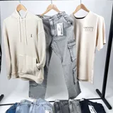 Canguro oversize color crema con capucha y bolsillo delantero tipo canguro.