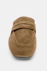 Mocasín destalonado de serraje color marrón, con copete subido, antifaz delantero con detalle metálico y punta cuadrada.