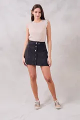 Musculosa color crudo de lurex, con cuello redondo y mangas con volados.