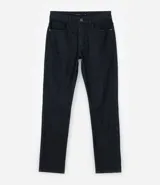 Pantalón de jean negro, modelo slim, con bolsillos laterales.