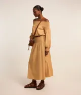 Pollera evasê midi color ocre, confeccionada en tricolina de algodón, con cintura con lastex y canesú larga.