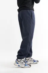Pantalón de jogging negro de algodón, de corte holgado, con cintura elástica y puños ajustados en los tobillos.