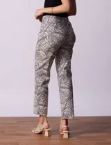 Pantalón de gabardina elastizada con estampado floral multicolor, pretina ancha elastizada y corte recto.