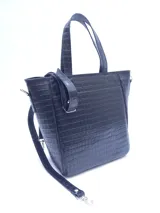 Cartera tipo box color negro con textura croco, asa corta y asa larga desmontable y regulable. Bolsillo exterior y bolsillos interiores.