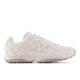 Championes urbanos New Balance modelo 204, color beige claro con detalles tonales en gamuza y malla, con el logo "N" característico en los laterales.