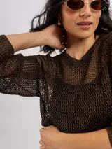 Buzo de lurex marrón con tejido calado y diseño de manga larga.