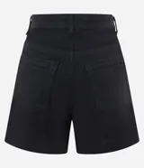 Short regular de talle alto confeccionado en sarga de color marrón, con trabillas para cinturón, cierre con botón y cremallera, bolsillos delanteros y traseros, y pespuntes en contraste.