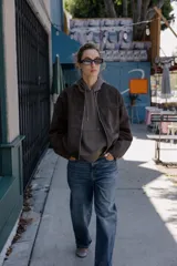 Sudadera de manga larga con capucha ajustable mediante cordones, bolsillo frontal tipo canguro y puños y ruedo en tejido rib.