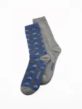 Pack de dos pares de medias de caña media. Un par es de color gris liso con el logo de la marca estampado en el tobillo, y el otro par es de color azul con estampado de bicicletas pequeñas en tonos blanco y naranja.