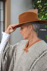 Sombrero color tostado confeccionado en paño de lana afieltrada a mano, con copa estructurada y ala ancha plana.
