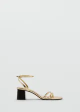 Sandalias de tacón medio ancho de imitación madera, color dorado, con tiras finas cruzadas en la parte delantera y tira ajustable al tobillo con hebilla.