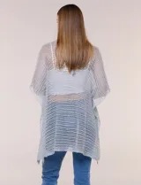 Poncho de tejido de punto abierto crochet con hilos metalizados de lúrex, color gris, ultra liviano, de silueta amplia y fluida, escote en V y mangas cortas integradas estilo capa.