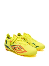 Championes de fútbol Umbro modelo Hit HG, color negro con detalles en rosa fucsia y verde azulado/plateado. Tienen cordones negros y suela con tapones cortos (HG).