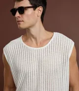 Musculosa masculina de punto con textura calada, cuello redondo y corte regular. Confeccionada en una mezcla de algodón y poliéster.