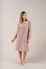 Camisón de manga larga confeccionado en lanilla color rosa viejo, con cuello redondo y cierre frontal parcial con botones. Presenta detalles de ribete en color gris en el cuello y los puños.