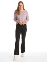 Legging de tiro alto con cintura ancha modeladora y faja interna de compresión. Presenta un diseño de pierna entallada con terminación acampanada en el bajo.