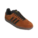 Championes Adidas Samba Adv de color marrón, confeccionados en gamuza con las clásicas tres tiras laterales y detalles en negro. Incluye la suela de goma translúcida característica del modelo.