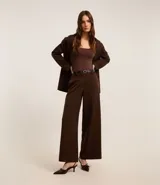 Musculosa básica de poliamida color rosa claro, con breteles finos y escote redondo.