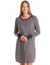 Camisón de manga larga con diseño a rayas horizontales grises y negras. Presenta escote redondo y puños elásticos en color negro sólido.