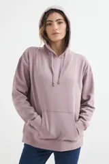 Hoodie de algodón color marrón, con capucha ajustable mediante cordones y bolsillo canguro frontal. Presenta un pequeño estampado blanco en el pecho con la palabra "ORIGIN".