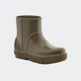 Botas de lluvia grises de caña baja, hechas de material resistente al agua, con suela gruesa con el logo de UGG en relieve.